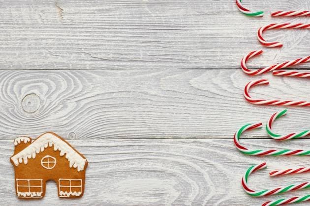 Christmas homemade gingerbread cookies and decoration on wooden background ,model released, Symbolfoto; Weihnachten Selbstgemachte Lebkuchen Coockie und Dekoration am hölzern Hintergrund ,model released, Symbolfoto ING_19078_13639