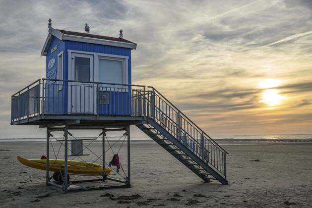 A blue and white rescue tower with a secured boat next to it, in front of an idyllic sunset on the beach, summer evening on the beach with green dune grasses against a blue sky and colourful beach chairs, langeoog, germany *** a Blue and White Rescue Tower With a secured Boat Next to it, in Front of to Idyllic Sunset ON The beach, Summer evening ON The Beach With Green Dune grasses against a Blue Sky and COLOURFUL Beach chairs, langeoog, Germany Copyright: imageBROKER StephanxSühling ibxssh10619944.jpg