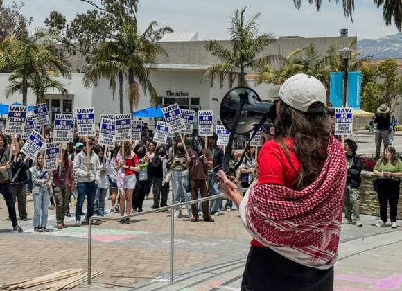 News Themen der Woche KW23 June 3, 2024, Santa Barbara, California, U.S.A: A Pro-Palestine Protest Leader with Bullhorn wearing a Keffyeh gets picketers to chant Ã¢â‚¬oeFree PalestineÃ¢â‚¬Â and Ã¢â‚¬oeThis is Our Campus!Ã¢â‚¬Â During the United Automobile, Aerospace and Agricultural Implement Workers of American (UAW) strike at the UC Santa Barbara campus on June 3, 2024. Santa Barbara U.S.A - ZUMAk144 20240603_znp_k144_049 Copyright: xAmyxKatzx