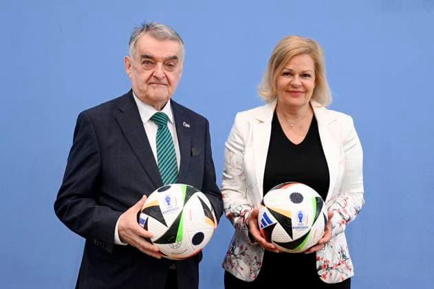 News Themen der Woche KW23 News Bilder des Tages Herbert Reul und Nancy Faeser bei der Bundespressekonferenz 10 Tage vor der EM: Vorbereitung von Bund und Ländern für Sicherheit und Zusammenhalt im Haus der Bundespressekonferenz. Berlin, 04.06.2024 *** Herbert Reul and Nancy Faeser at the Federal Press Conference 10 days before the European Championship Preparing the federal and state governments for security and cohesion at the Federal Press Conference Center Berlin, 04 06 2024 Foto:xF.xKernx xFuturexImagex em_4602