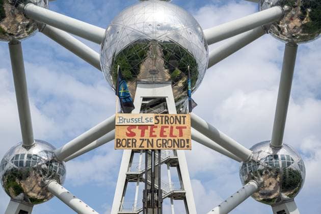 News Themen der Woche KW23 News Bilder des Tages a banner is seen in front of the Atomium during a protest action of various European farmers associations in Brussels, Tuesday 04 June 2024. Farmers take to the streets to demand better conditions to grow, produce and maintain a proper income.  JONASxROOSENS 93935577