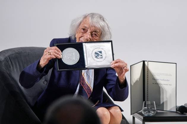 Bilder des Jahres 2024, News 06 Juni News Themen der Woche KW23 News Bilder des Tages Die Zeitzeugin und Holocaust-Ueberlebende Margot Friedlaender (Friedländer, im Foto) wird im Bode-Museum in Berlin mit der Mevluede (Mevlüde)-Genç-Medaille des Landes Nordrhein-Westfalen ausgezeichnet (Foto vom 04.06.2024). Ministerpraesident Hendrik Wuest ehrte sie fuer ihre besonderen Verdienste im Kampf gegen Rassismus, Rechtsextremismus und Antisemitismus. Seit ihrer dauerhaften Rueckkehr nach Deutschland im Jahr 2010 hat die heute 102-jaehrige Margot Friedlaender auf vielfaeltige Weise und mit grossem Engagement an die Verbrechen des Nationalsozialismus erinnert. Die Namensgeberin der Medallie, Mevluede Genc, verlor bei dem Mordanschlag von Solingen 1993 zwei Toechter, zwei Enkelinnen und eine Nichte. Sie setzte sich trotz des Verluste Copyright: epd-bild ChristianxDitsch D24D0604GencMedallieFriedlaender135404