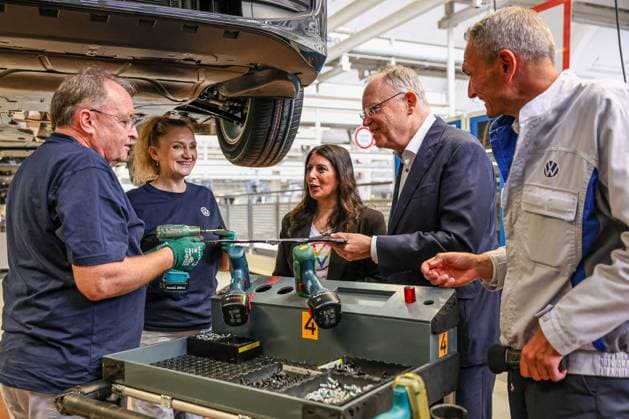 Ceremony 50 years of Golf production at Volkswagen in Wolfsburg Ceremony 50 years of Golf production, final assembly of a VW Golf, f r , Dr Rainer Fessel, VW plant manager Wolfsburg, Nds Minister President Stephan Weil SPD , Daniela Cavallo, Chairwoman of the General and Group Works Council Volkswagen A