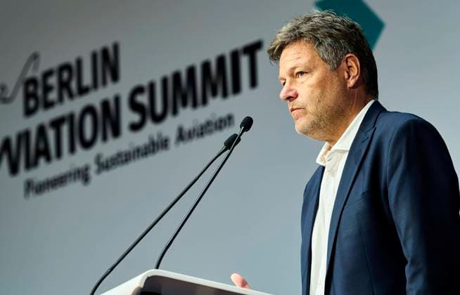 Robert Habeck - Aviation Summit Berlin EUR, Deutschland, Berlin,04.06.2024: Bundeswirtschaftsminister Robert Habeck hält eine Keynote auf der Aviation Summit. Die Luft- und Raumfahrtbranche trifft sich am Vortag der ILA auf der Aviation Summit. Auf dem Spitzentreffen soll der klimafreundlichen Luftfahrt neuer Schwung verliehen werden. Da Ziel CO2-neutrales Fliegen soll bis 2050 erreicht werden. *** Robert Habeck Aviation Summit Berlin EUR, Germany, Berlin,04 06 2024 Federal Minister of Economics Robert Habeck gives a keynote speech at the Aviation Summit The aviation and aerospace industry meets at the Aviation Summit on the day before the ILA The top-level meeting aims to give new impetus to climate-friendly aviation The goal of CO2-neu