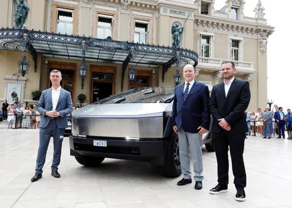 Bilder des Jahres 2024, News 06 Juni News Themen der Woche KW23 News Bilder des Tages Cybertruck tesla PHOTOPQR NICE MATIN Dylan Meiffret Monaco 04 06 2024 Le Prince Albert II devoile un cybertruck Tesla sur la place du casino, avant de lessayer jusquau Grimaldi Forum ou commencera demain le salon Top Marques ICI a la droite du Prince Mathieu Lenglin patron Tesla france et Emeric Garcia directeur salon top marques a la gauche du Prince Albert II unveils a Tesla cybertruck on the casino square, before testing it at the Grimaldi Forum where the Top Marques show will begin tomorrow Monaco France  Copyright: xPHOTOPQR NICExMATIN MAXPPPxDylanxMeiffretx 20240604NIM7360 20240604NIM7412