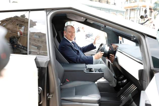Bilder des Jahres 2024, Entertainment 06 Juni Entertainment Themen der Woche KW23 Entertainment Bilder des Tages Cybertruck tesla PHOTOPQR NICE MATIN Dylan Meiffret Monaco 04 06 2024 Le Prince Albert II devoile un cybertruck Tesla sur la place du casino, avant de lessayer jusquau Grimaldi Forum ou commencera demain le salon Top Marques Prince Albert II unveils a Tesla cybertruck on the casino square, before testing it at the Grimaldi Forum where the Top Marques show will begin tomorrow Monaco France  Copyright: xPHOTOPQR NICExMATIN MAXPPPxDylanxMeiffretx 20240604NIM7360 20240604NIM7418