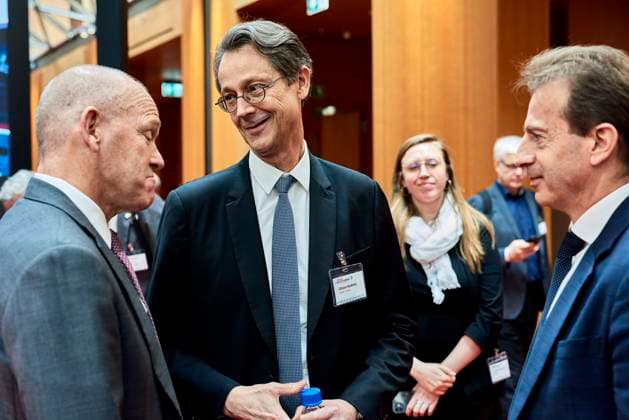 David Calhoun + Olivier Andries + Guillaume Faury - Aviation Summit Berlin EUR, Deutschland, Berlin,04.06.2024: v.l.n.r. David Calhoun - CEO Boeing, Olivier Andries - CEO von Safran und Guillaume Faury - CEO Airbus im Gespräch zu aktuellen Themen.. Die Luft- und Raumfahrtbranche trifft sich am Vortag der ILA auf der Aviation Summit. Auf dem Spitzentreffen soll der klimafreundlichen Luftfahrt neuer Schwung verliehen werden. Da Ziel CO2-neutrales Fliegen soll bis 2050 erreicht werden. *** David Calhoun Olivier Andries Guillaume Faury Aviation Summit Berlin EUR, Germany, Berlin,04 06 2024 from left to right David Calhoun CEO Boeing, Olivier Andries CEO of Safran and Guillaume Faury CEO Airbus discussing current topics The aerospace indu