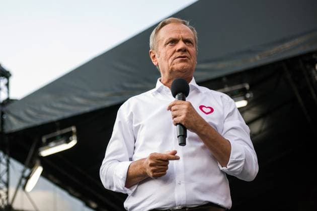 News Themen der Woche KW23 News Bilder des Tages June 4, 2024, Warsaw, Masovian Voivodeship, Poland: Prime Minister Donald Tusk speaks to the crowd during the pro-EU rally in Warsaw. Thousands of people gathered in Warsawis historic Castle Square at the pro-EU rally organised by prime minister Donald Tusk and his party - the Civic Platform. Donald Tusk appealed to the Poles to vote in the upcoming election to the European Parliament and to support his pro-European team, in the interest of a safe future for generations to come. The colorful crowd with national white-and-red flags and EU flags, chanted Ã¬Donald Tuski to show support for his government that won power in the fall, following eight years of turbulent rule of a right-wing, EU-sceptic team. Tusk s rally also marked the 35th an - ZUMAs197 20240604_aaa_s197_214 Copyright: xAttilaxHusejnowx