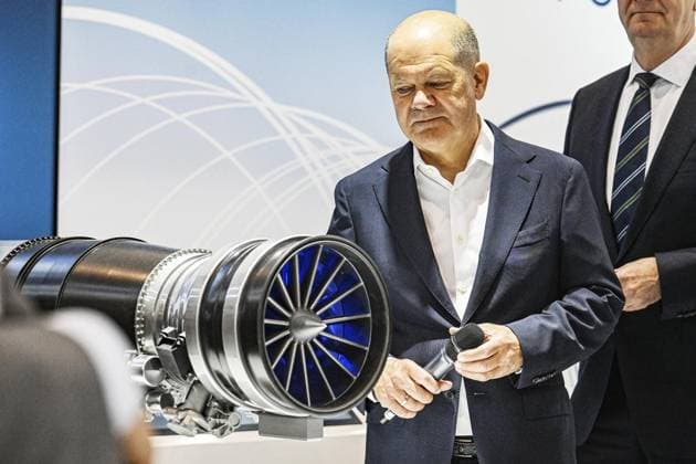 ILA - Internationale Luft- und Raumfahrtausstellung Eröffnungsrundgang mit Bundeskanzler Olaf Scholz ** NUR FÜR REDAKTIONELLE ZWECKE ** EDITORIAL USE ONLY **<p>ILA - Internationale Luft- und Raumfahrtausstellung, Eröffnungsrundgang mit Bundeskanzler Olaf Scholz der Internationalen Luft- und Raumfahrtausstellung auf dem Gelände vom Flughafen Berlin Brandenburg (BER). Bei der Â·Innovationsmesse der Luft- und RaumfahrtindustrieÂ·, die vom 05. bis 09.06.2024 stattfindet, zeigen rund 600 Aussteller aus 30 Ländern zahlreiche Fluggeräte und Innovationen aus Luft- und Raumfahrt, fotografiert am 05.06.2024 in Schönefeld. Deutschland Brandenburg Schönefeld Copyright: MaurizioxGambarini *** ILA International Aerospace Exhibition Opening Tour Copyright: MaurizioxGambarini doc7vqio1w0mewnapwsbwd ,EDITORIAL USE ONLY