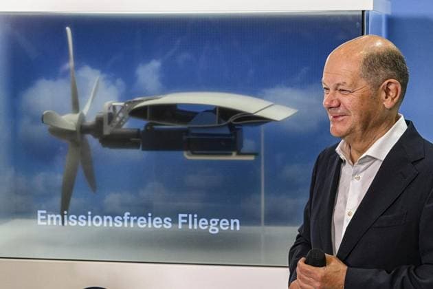 ILA - Internationale Luft- und Raumfahrtausstellung Eröffnungsrundgang mit Bundeskanzler Olaf Scholz ** NUR FÜR REDAKTIONELLE ZWECKE ** EDITORIAL USE ONLY **<p>ILA - Internationale Luft- und Raumfahrtausstellung, Eröffnungsrundgang mit Bundeskanzler Olaf Scholz der Internationalen Luft- und Raumfahrtausstellung auf dem Gelände vom Flughafen Berlin Brandenburg (BER). Bei der Â·Innovationsmesse der Luft- und RaumfahrtindustrieÂ·, die vom 05. bis 09.06.2024 stattfindet, zeigen rund 600 Aussteller aus 30 Ländern zahlreiche Fluggeräte und Innovationen aus Luft- und Raumfahrt, fotografiert am 05.06.2024 in Schönefeld. Deutschland Brandenburg Schönefeld Copyright: MaurizioxGambarini *** ILA International Aerospace Exhibition Opening Tour Copyright: MaurizioxGambarini doc7vqio48uqgibski99l ,EDITORIAL USE ONLY