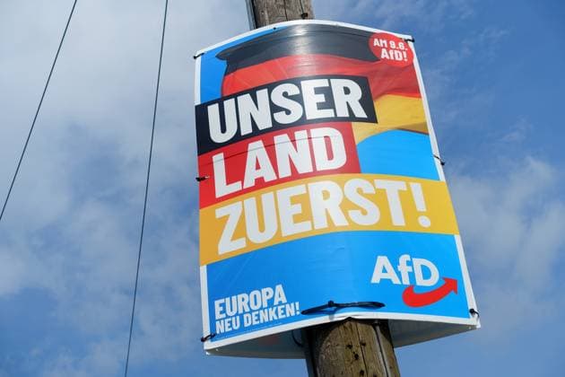 AfD-Wahlplakat - Wahl zum Europäischen Parlament - Die Wahl zum Europäischen Parlament findet vom 6. bis 9. Juni 2024 statt, sowohl in Deutschland als auch in Europa - Gerstungen, Deutschland, GER, DEU, Germany, 01.06.2024 - Gerstungen: Wahlplakat der Partei AfD mit dem Slogan: Am 9.6. AfD! - UNSER LAND ZUERST - EUROPA NEU DENKEN - LOGO: AfD - Abbildung: Deutsche Flagge (Deutsche Nationalfarben Schwarz Rot Gold) *** AfD election poster election to the European Parliament The election to the European Parliament will take place from 6 to 9 June 2024, both in Germany and in Europe Gerstungen, Germany, GER, DEU, Germany, 01 06 2024 Gerstungen Election poster of the party AfD with the slogan On 9 6 AfD UNSER LAND ZUERST EUROPA NEU DENKEN LOGO