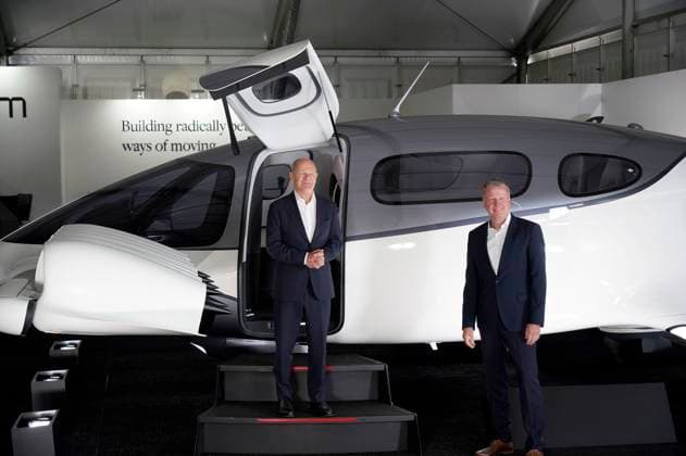Olaf Scholz vor einem Lilium Jet beim Eröffnungsrundgang der ILA Berlin auf dem ILA-Gelände am Flughafen BER Berlin-Brandenburg. Berlin, 05.06.2024 *** Olaf Scholz in front of a Lilium Jet during the opening tour of the ILA Berlin at the ILA grounds at BER Berlin Brandenburg Airport Berlin, 05 06 2024 Foto:xT.xBartillax xFuturexImagex ila_eroffnungsrundgang_4632
