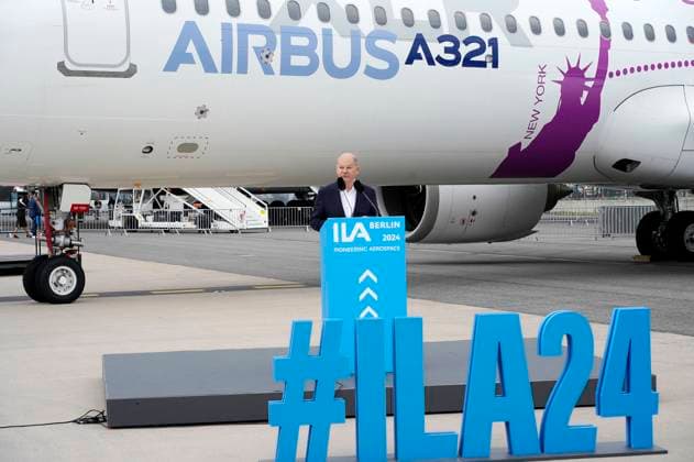 Olaf Scholz vor einem Airbus A321 beim Eröffnungsrundgang der ILA Berlin auf dem ILA-Gelände am Flughafen BER Berlin-Brandenburg. Berlin, 05.06.2024 *** Olaf Scholz in front of an Airbus A321 during the opening tour of the ILA Berlin at the ILA grounds at BER Berlin Brandenburg Airport Berlin, 05 06 2024 Foto:xT.xBartillax xFuturexImagex ila_eroffnungsrundgang_4649