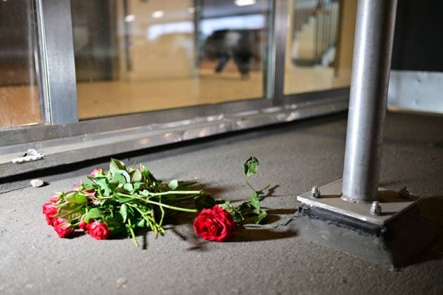 Roses at Selma Lagerlöfs square in Gothenburg after the famous rapper C. Gambino was shot to death on Tuesday evening in a parking garage in Gothenburg, Sweden on june 05, 2024. GÖTEBORG SWEDEN x9200x *** Roses at Selma Lagerlöfs square in Gothenburg after the famous rapper C Gambino was shot to death on Tuesday evening in a parking garage in Gothenburg, Sweden on june 05, 2024 GÖTEBORG SWEDEN x9200x  Copyright: xBjörnxLarssonxRosvall TTx SHOOTING RAPPER GOTHEBORG vh0my5nzHho