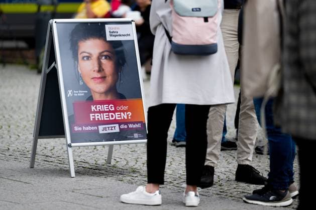BÜNDNIS SAHRA WAGENKNECHT - WAHLKAMPF IN WEIMAR 05 06 2024 - Weimar: Ein Wahlplakat der Parteivorsitzenden des Bündnis Sahra Wagenknecht, Sahra Wagenknecht, steht auf dem Theaterplatz. Station der Tour Sahra kommt! des Bündnis Sahra Wagenknecht Vernunft und Gerechtigkeit am 5. Juni 2024 auf dem Theaterplatz in Weimar. _________________ *** SAHRA WAGENKNECHT ALLIANCE ELECTION CAMPAIGN IN WEIMAR 05 06 2024 Weimar An election poster of the party leader of the Sahra Wagenknecht Alliance, Sahra Wagenknecht, stands on Theaterplatz Station of the Sahra comes tour of the Sahra Wagenknecht Alliance Reason and Justice on June 5, 2024 on Theaterplatz in Weimar
