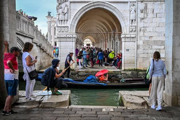 Tourismus Ferien Reisen Italien Venedig 26.05.2024, Italien, Venetien, Venedig An der Seufzerbrücke Palazzo Duale Gondel im Regen Gondoliere Unterstand Copyright Eberhard Thonfeld Venedig Venetien Italien *** Tourism Vacation Travel Italy Venice 26 05 2024, Italy, Veneto, Venice At the Bridge of Sighs Palazzo Duale Gondola in the Rain Gondolier Shelter Copyright Eberhard Thonfeld Venice Veneto Italy