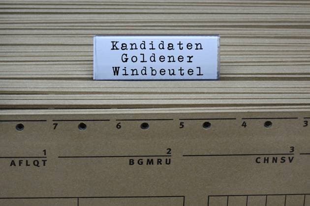 Hanging register and candidates for the Golden Windbag Hanging register and candidates for the Golden Windbag, 07 06 2024, Borkwalde, Brandenburg, One of the hanging registers bears the words Kandidaten Goldener Windbeutel (Candidates for the Golden Windbag)
