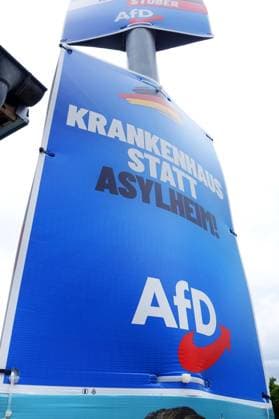 AfD-Wahlplakat - Wahl zum Europäischen Parlament - Die Wahl zum Europäischen Parlament findet vom 6. bis 9. Juni 2024 statt, sowohl in Deutschland als auch in Europa - Gerstungen, Deutschland, GER, DEU, Germany, 05.06.2024 - Gerstungen: Wahlplakat der Partei AfD mit dem Slogan: KRANKENHAUS STATT ASYLHEIM! - LOGO: AfD - Abbildung: Deutsche Nationalfarben Schwarz Rot Gold *** AfD election poster election to the European Parliament The election to the European Parliament will take place from 6 to 9 June 2024, both in Germany and in Europe Gerstungen, Germany, GER, DEU, Germany, 05 06 2024 Gerstungen Election poster of the party AfD with the slogan KRANKENHAUS STATT ASYLHEIM LOGO AfD Illustration German national colors black red gold