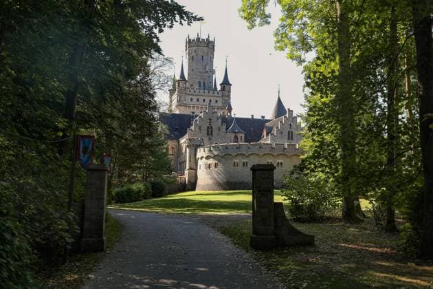 Niedersachsen, Pattensen, Das Schloss Marienburg wird erneut zum Drehort der deutschen Streaming-Serie Maxton Hall die weltweit auf Amazon Prime erfolgreich ist., ames Beaufort (Damian Hardung) und Ruby Bell (Harriet Herbig-Matten) Archivbild vom 01.09.2022, . *** Lower Saxony, Pattensen, Marienburg Castle is once again the filming location for the German streaming series Maxton Hall, which is successful worldwide on Amazon Prime , ames Beaufort Damian Hardung and Ruby Bell Harriet Herbig Matten archive image from 01 09 2022,