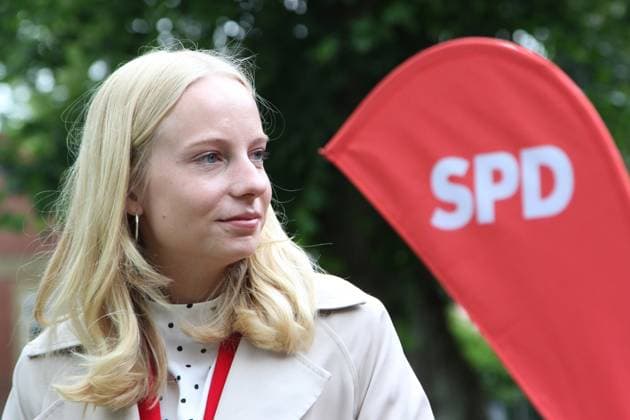News Themen der Woche KW23 News Bilder des Tages Die Spitzenkandidatin der SPD für die Europawahl, Sabrina Repp, nimmt am Freitag (07.06.2024) in der Klosterstadt Dargun (Mecklenburgische Seenplatte) einen Wahlkampftermin wahr. Die junge Frau ist derzeit im ganzen Land unterwegs, um mit Bürgerinnen und Bürgern ins Gespräch zu kommen. Denn am Sonntag den 9. Juni findet in zahlreichen Regionen des Landes MV neben der Europawahl auch die Kommunalwahl statt. Rund 470 SPD-Mitglieder kandidieren landesweit für Gemeindevertretungen. Davon kandidieren etwa 20 Personen auf Listen von Wählergemeinschaften. Weit über 200 Nichtmitglieder engagieren sich zusätzlich auf SPD-Listen zu den Gemeindevertretungen. *** The SPDs top candidate for the European elections, Sabrina Repp, will be campaigning in t