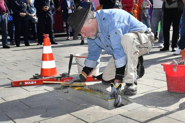 News Themen der Woche KW23 News Bilder des Tages Verlegung einer Stolperschwelle zum Gedenken an verfolgte Homosexuelle in Bochum ** NUR FÜR REDAKTIONELLE ZWECKE ** EDITORIAL USE ONLY **<p>Der Künstler Gunter Demnig hat die Schwelle gestaltet und fügt sie nun ins Pflaster ein bei der Verlegung einer Stolperschwelle am 07. Juni 2024 in der Viktoriastraße vor Hausnummer 14 zum Gedenken an verfolgte Homosexuelle in Bochum. Deutschland NRW Bochum Copyright: JürgenxTheobald *** Laying a stumbling block in memory of persecuted homosexuals in Bochum FOR EDITORIAL PURPOSES ONLY EDITORIAL USE ONLY p The artist Gunter Demnig designed the threshold and is now inserting it into the pavement when laying a stumbling block on June 7, 2024 in Viktoriastraße in front of house number 14 in memory of Copyright: JürgenxTheobald doc7vrle15ag7nxv8e4a89 ,EDITORIAL USE ONLY