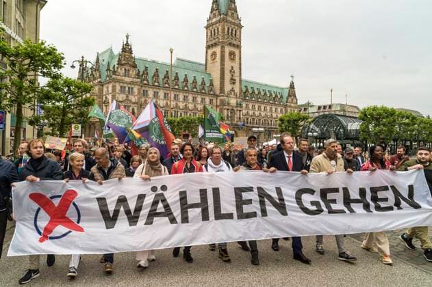 Bilder des Jahres 2024, News 06 Juni News Themen der Woche KW23 Demonstration gegen Rechtsextremismus, Hamburg 20240607ad187 Rechtsextremismus stoppen Demokratie verteidigen Wählen gehen! Demo Demonstration Protestmarsch gegen rechts Rechtsextremismus Bündnis aus Parteien, Gewerkschaften, Unternehmensverbänden, Kirchen und Umweltorganisationen Großkundgebung Hamburger Rathaus Mojib Latif Bischöfin Kirsten Fehrs Hamburg Hamburg Deutschland Germany *** Demonstration against right-wing extremism, Hamburg 20240607ad187 Stop right-wing extremism Defend democracy Vote Demo Demonstration Protest march against right-wing extremism Alliance of parties, trade unions, business associations, churches and environmental organizations Major rally Hamburg City Hall Mojib Latif Bishop Kirsten Fehrs Copyright: xAchimxDuwentästerx