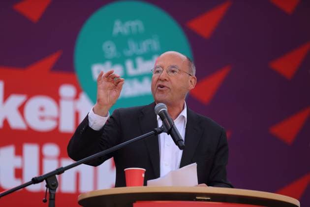 Gregor Gysi (MdB) spricht während einer Wahlkampfveranstaltung von Die Linke zur Europawahl am Brandenburger Tor in Potsdam, 7. Juni 2024. Die Wahl findet am 9. Juni statt. Europawahl Wahlkampf Die Linke *** Gregor Gysi MdB speaks during a campaign event of Die Linke for the European elections at the Brandenburg Gate in Potsdam, June 7, 2024 The election will take place on June 9 European elections Election campaign Die Linke