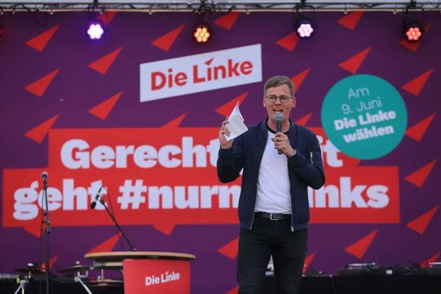 Sebastian Walter (Landesvorsitzender Brandenburg und Spitzenkandidat Landtagswahl) spricht während einer Wahlkampfveranstaltung von Die Linke zur Europawahl am Brandenburger Tor in Potsdam, 7. Juni 2024. Die Wahl findet am 9. Juni statt. Europawahl Wahlkampf Die Linke *** Sebastian Walter, Brandenburg state chairman and top candidate for the state parliament election, speaks during a campaign event of Die Linke for the European elections at the Brandenburg Gate in Potsdam, June 7, 2024 The election will take place on June 9 European elections Election campaign Die Linke