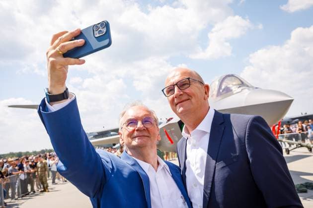 Tag der Bundeswehr in Holzdorf DEU Deutschland Brandenburg Schoenewalde, 08.06.204, Tag der Bundeswehr am Fliegerhorst Holzdorf Schoenewalde. Der Ministerpraesident von Brandenburg Dietmar Woidke und der Ministerpraesident von Sachsen-Anhalt Rainer Haseloff machen ein Selfie vor einem F-35 Kampfjet. Die Bundeswehr laedt an diesem Wochenende auf den Fliegerhorst zwischen Herzberg Elster und Jessen zum Tag der Bundeswehr und oeffnet den Standort fuer die Bevoelkerung. Es sind unter anderem Militaer- und Flugvorfuehrungen zu sehen. Der Bundeswehrstandort auf der Landesgrenze zwischen Brandenburg und Sachsen-Anhalt soll zukuentig zu einem der wichtigsten Stuetzpunkte der Luftwaffe in Deutschland ausgebaut werden. *** Day of the German Armed F IC3A3291