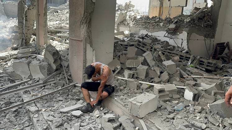 News Themen der Woche KW23 News Bilder des Tages A Palestinian sits in the rubble of destroyed buildings following an operation by Israeli Special Forces in the Nuseirat camp, in the central Gaza Strip, on Saturday June 8, 2024. The Israeli army said four Israeli hostages were rescued from Gaza during the rescue mission.  GAZ2024060898 HatemxAl-Rawag