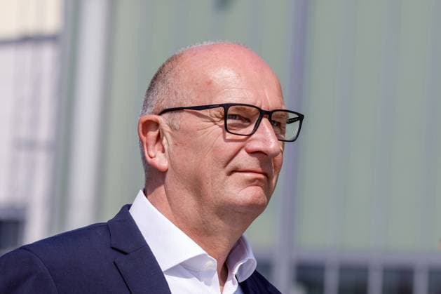 Tag der Bundeswehr in Holzdorf DEU Deutschland Brandenburg Schoenewalde, 08.06.204, Tag der Bundeswehr am Fliegerhorst Holzdorf Schoenewalde. Dietmar Woidke (SPD), Ministerpraaesident von Brandburg, besucht den Tag der Bundeswehr ind Holzdorf. Die Bundeswehr laedt an diesem Wochenende auf den Fliegerhorst zwischen Herzberg Elster und Jessen zum Tag der Bundeswehr und oeffnet den Standort fuer die Bevoelkerung. Es sind unter anderem Militaer- und Flugvorfuehrungen zu sehen. Der Bundeswehrstandort auf der Landesgrenze zwischen Brandenburg und Sachsen-Anhalt soll zukuentig zu einem der wichtigsten Stuetzpunkte der Luftwaffe in Deutschland ausgebaut werden. *** Armed Forces Day in Holzdorf DEU Germany Brandenburg Schoenewalde, 08 06 204, Arme AF_TdBw2024_75418