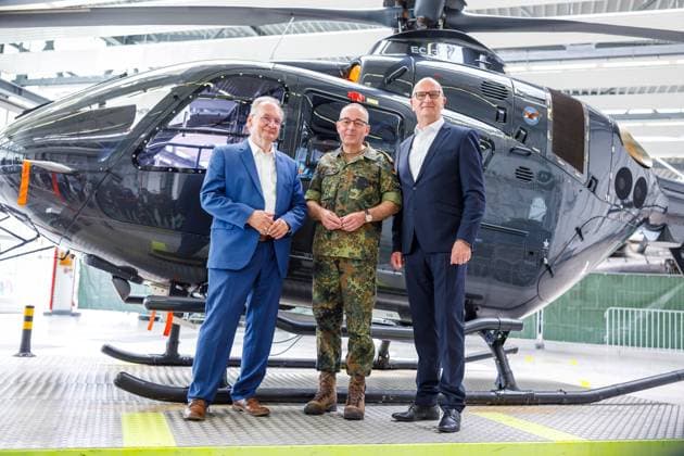 Tag der Bundeswehr in Holzdorf DEU Deutschland Brandenburg Schoenewalde, 08.06.204, Tag der Bundeswehr am Fliegerhorst Holzdorf Schoenewalde. Der Ministerpraesident von Brandenburg Dietmar Woidke, der Generalinspekteur der Bundeswehr Carsten Breuer und der Ministerpraesident von Sachsen-Anhalt Rainer Haseloff posieren bei einem Rundgang gemeinsam vor einem Helikopter. Die Bundeswehr laedt an diesem Wochenende auf den Fliegerhorst zwischen Herzberg Elster und Jessen zum Tag der Bundeswehr und oeffnet den Standort fuer die Bevoelkerung. Es sind unter anderem Militaer- und Flugvorfuehrungen zu sehen. Der Bundeswehrstandort auf der Landesgrenze zwischen Brandenburg und Sachsen-Anhalt soll zukuentig zu einem der wichtigsten Stuetzpunkte der Lu AF_TdBw2024_75711