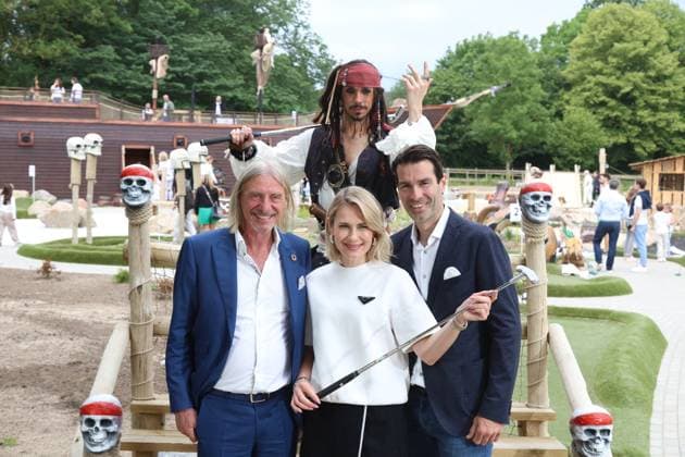 Bilder des Jahres 2024, Entertainment 06 Juni Entertainment Themen der Woche KW23 Entertainment Bilder des Tages Unternehmer Frank Otto mit Iryna und Martin Thater, Pirates Island, Minigolf Adventure Anlage, Eröffnungsfeier am 8.6.2024 auf dem Gelände vom Golfclub Hamburg Gut Waldhof in Kisdorf zwischen Hamburg und Bad Segeberg, Schleswig-Holstein *** Entrepreneur Frank Otto with Iryna and Martin Thater, Pirates Island, minigolf adventure course, opening ceremony on 8 6 2024 on the grounds of Golfclub Hamburg Gut Waldhof in Kisdorf between Hamburg and Bad Segeberg, Schleswig Holstein
