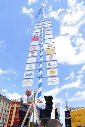 Dieter Reiter Oberbuergermeister Dorf Maibaum Fahne Hisschung Muenchen 08.06.2024 Stadtgruendungsfest Odeonsplatz Handwerkerdorf Eroeffnung- Muenchen *** Dieter Reiter Lord Mayor Village Maypole Flag Hisschung Muenchen 08 06 2024 City Festival Odeonsplatz Craftsmens Village Opening Muenchen