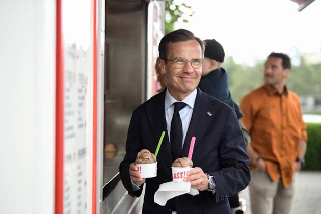 Bilder des Jahres 2024, News 06 Juni News Themen der Woche KW23 News Bilder des Tages STRÄNGNÄS, SVERIGE 20240609 Statsminister Ulf Kristersson (M) äter glass efter att ha röstat i EU-valet i Strängnäs. STRÄNGNÄS SVERIGE x12046x *** STRÄNGNÄS, SWEDEN 20240609 Prime Minister Ulf Kristersson M eats ice cream after voting in the EU elections in Strängnäs STRÄNGNÄS SWEDEN x12046x  Copyright: xOscarxOlsson TTx EU-VAL 2024 KRISTERSSON (M) RÖSTAR OasWwmtXWWU