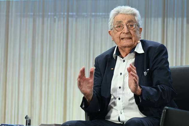 Politician Gerhart Baum on the podium at the award ceremony for the Lev Kopolev Prize for Peace and Human Rights 2023 2024
