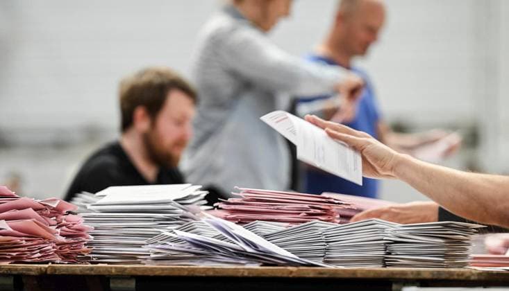 News Themen der Woche KW23 News Bilder des Tages Wahlsonntag, Europawahlen in Essen: Stimmenauszählung zur Europawahl in der Messe Essen, Halle 4 , Mitarbeiter der Stadt Essen zählen die Stimmen aus. Am 9. Juni wählt die Europäische Union ein neues Parlament. Stimmenauszählung zur Europawahl: ** NUR FÜR REDAKTIONELLE ZWECKE ** EDITORIAL USE ONLY **<p>Wahlhelfer in der Messe Essen sortieren die Briefwahl vor, die Stimmzettel werden aus den Briefwahlumschlägen geholt am Sonntag, den 09. Juni 2024. Stimmenauszählung zur Europawahl in der Messe Essen, Wahlhelfer zählen die Stimmen aus. Deutschland NRW Essen Copyright: KerstinxKokoska *** Election Sunday, European elections in Essen Counting of votes for the European elections at Messe Essen, Hall 4 , employees of the city of Essen Copyright: KerstinxKokoska doc7vsnrtesu204bwnzoi4 ,EDITORIAL USE ONLY