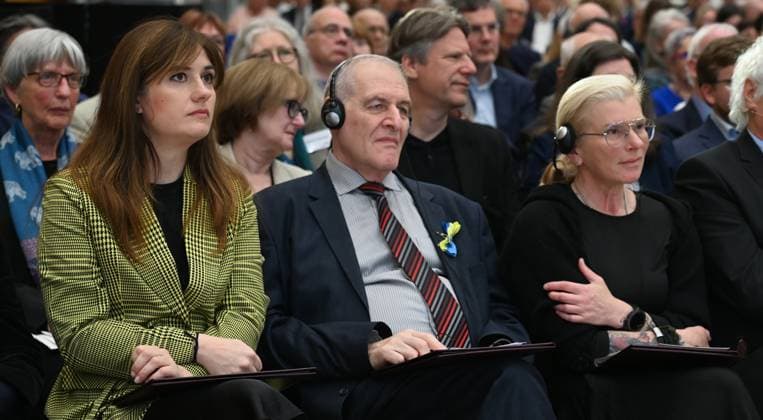 Ukrainian Consul Irina Shum, Yevhen Zakharov, paramedic Julia Pajewska , l r, at the award ceremony for the Lev Kopolev Prize for Peace and Human Rights 2023 2024