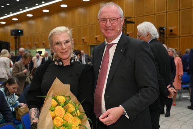 Ukrainian paramedic Julia Pajewska , code name Taira and the Chairman of the Management Board of Kreissparkasse Köln Alexander Wüerst, l r, at the award ceremony for the Lew Kopolew Prize for Peace and Human Rights 2023 2024