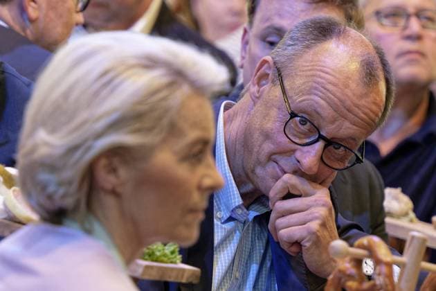 Dr. Ursula von der Leyen im Blick von Friedrich Merz . Friedrich Merz , CDU-Vorsitzender , und Kommissionspräsidentin Dr. Ursula von der Leyen , bei der Schlusskundgebung zur Europawahl im Löwenbräukeller in München. München Bayern Deutschland *** Dr Ursula von der Leyen in the view of Friedrich Merz Friedrich Merz , CDU Chairman , and Commission President Dr Ursula von der Leyen , at the closing rally for the European elections in the Löwenbräukeller in Munich Munich Bavaria Germany Copyright: xRolfxPossx