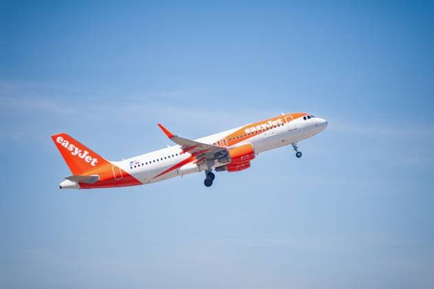 13.05.2024, Berlin, Deutschland, Europa - Ein Passagierflugzeug vom Typ Airbus A320-214 der EasyJet Europe mit der Registrierung OE-IWW beim Start vom Flughafen Berlin Brandenburg BER. EasyJet Europe ist eine oesterreichische Billigfluglinie mit Hauptsitz in Wien, Oesterreich und Basis auf dem Flughafen Wien-Schwechat. Sie ist eine Tochtergesellschaft der britischen EasyJet. *** 13 05 2024, Berlin, Germany, Europe An EasyJet Europe Airbus A320 214 passenger aircraft with registration OE IWW taking off from Berlin Brandenburg BER Airport EasyJet Europe is an Austrian low-cost airline headquartered in Vienna, Austria and based at Vienna International Airport It is a subsidiary of the British EasyJet