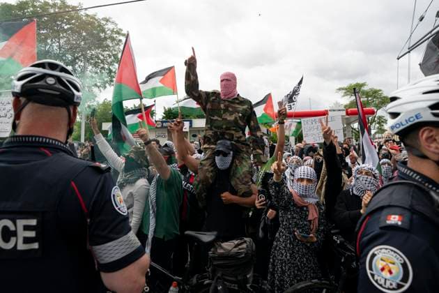 News Bilder des Tages News Bilder des Tages June 9, 2024, Toronto, On, Canada: Pro-Palestinian protesters gather along the route of the United Jewish AppealöÄÃ s annual Walk With Israel march in Toronto, on Sunday, June 9, 2024. Toronto Canada  - ZUMAc35_ 20240609_zaf_c35_052 Copyright: xArlynxMcadoreyx