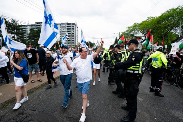 June 9, 2024, Toronto, On, Canada: Pro-Israeli marchers react to Pro-Palestinian protesters gathered along the route of the United Jewish AppealöÄÃ s annual Walk With Israel march in Toronto, on Sunday, June 9, 2024. Toronto Canada  - ZUMAc35_ 20240609_zaf_c35_053 Copyright: xArlynxMcadoreyx