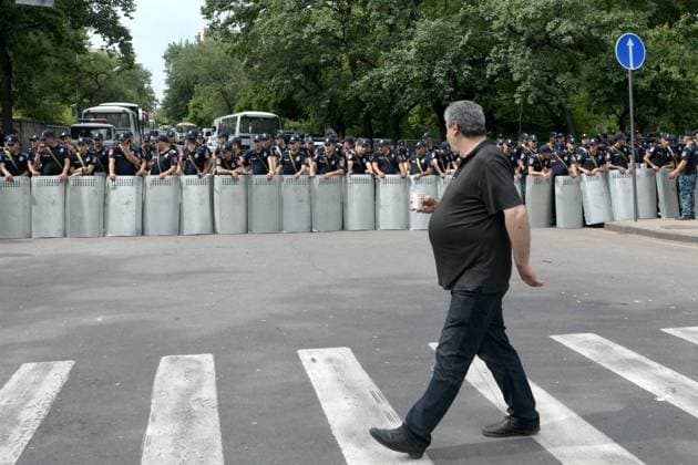 Bilder des Jahres 2024, News 06 Juni News Themen der Woche KW24 News Bilder des Tages ARMENIA, YEREVAN - JUNE 10, 2024: A member of the Tavush for the Motherland opposition movement takes part in a protest in Baghramyan Avenue. Since the beginning of May 2024, protests have been taking place in Armenia to call for the resignation of Prime Minister Nikol Pashinyan and to demand that the delimitation of the Armenian-Azerbaijani border be stopped. Alexander Patrin TASS  70985757