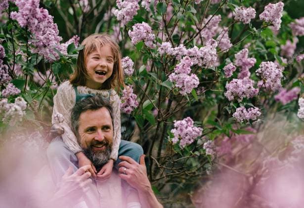 IMAGO Creative, Lifestyle, Frühling in der Stadt Dad having fun with young daughter, carry her on shoulders, walking in spring nature. Fatherhood and Father s Day. Dad having fun with young daughter, carry her on shoulders, walking in spring nature. Fatherhood and Father s Day concept. model released