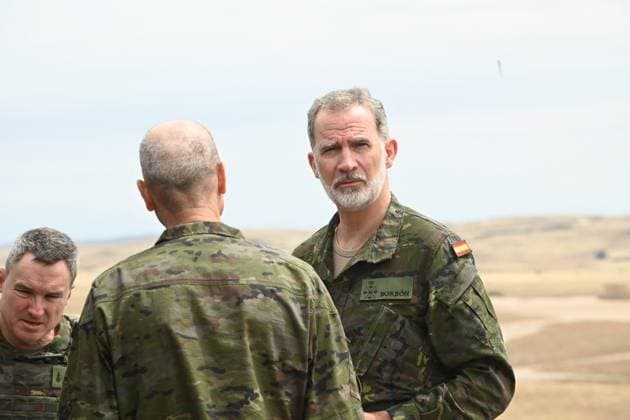 Entertainment Themen der Woche KW24 King Felipe At The Atlas 24 Exercise Of The Army - Zaragoza King Felipe VI (r) during the Army s exercise Atlas 24, at the National Training Center of San Gregorio, on June 10, 2024, in Zaragoza, Aragon (Spain). The exercise is led by the Army s Artillery Group II 71 and consists of recreating an artillery scenario against drones, involving Anti-Aircraft Artillery detection systems and specific systems against Unmanned Aerial Systems (UAS), unmanned aircraft systems. Photo by Ramon Comet Europa Press ABACAPRESS.COM Zaragoza Spain  Copyright: xEuropaxPress ABACAx
