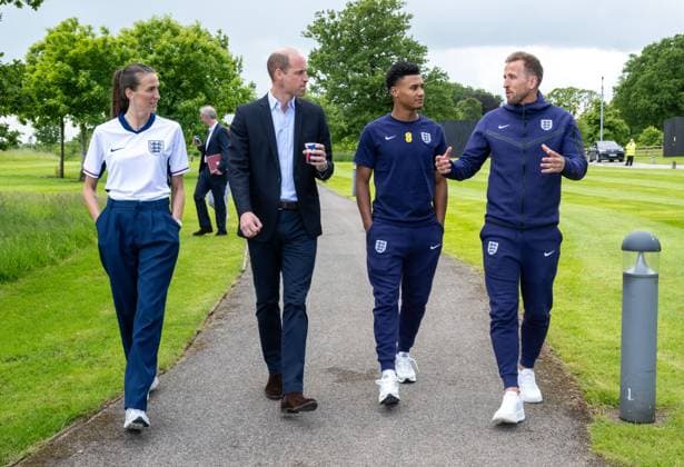 . 10 06 2024. Burton-on-Trent, United Kingdom. Prince William talks to captain Harry Kane (right) during a visit to see the England Football team ahead of Euro 2024 at their St.Georges Park train camp at Burton-on-Trent, United Kingdom.  xPoolx xi-Imagesx IIM-25297-0002