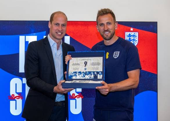 . 10 06 2024. Burton-on-Trent, United Kingdom. Prince William with England captain Harry Kane during a visit to see the England Football team ahead of Euro 2024 at their St.Georges Park train camp at Burton-on-Trent, United Kingdom.  xPoolx xi-Imagesx IIM-25297-0003
