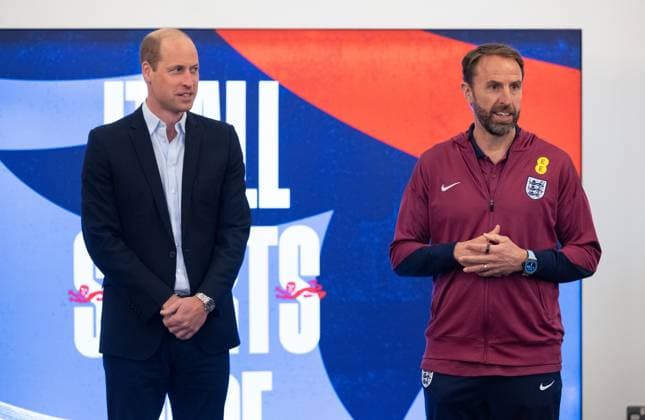 . 10 06 2024. Burton-on-Trent, United Kingdom. Prince William with England manager Gareth Southgate during a visit to see the England Football team ahead of Euro 2024 at their St.Georges Park train camp at Burton-on-Trent, United Kingdom.  xPoolx xi-Imagesx IIM-25297-0008