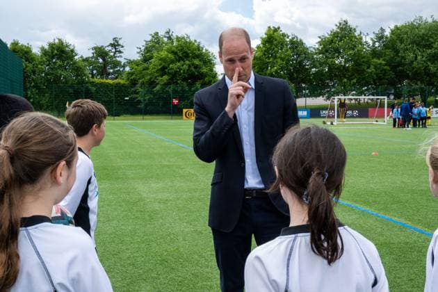 . 10 06 2024. Burton-on-Trent, United Kingdom. Prince William with school children during a visit to see the England Football team ahead of Euro 2024 at their St.Georges Park train camp at Burton-on-Trent, United Kingdom.  xPoolx xi-Imagesx IIM-25297-0013